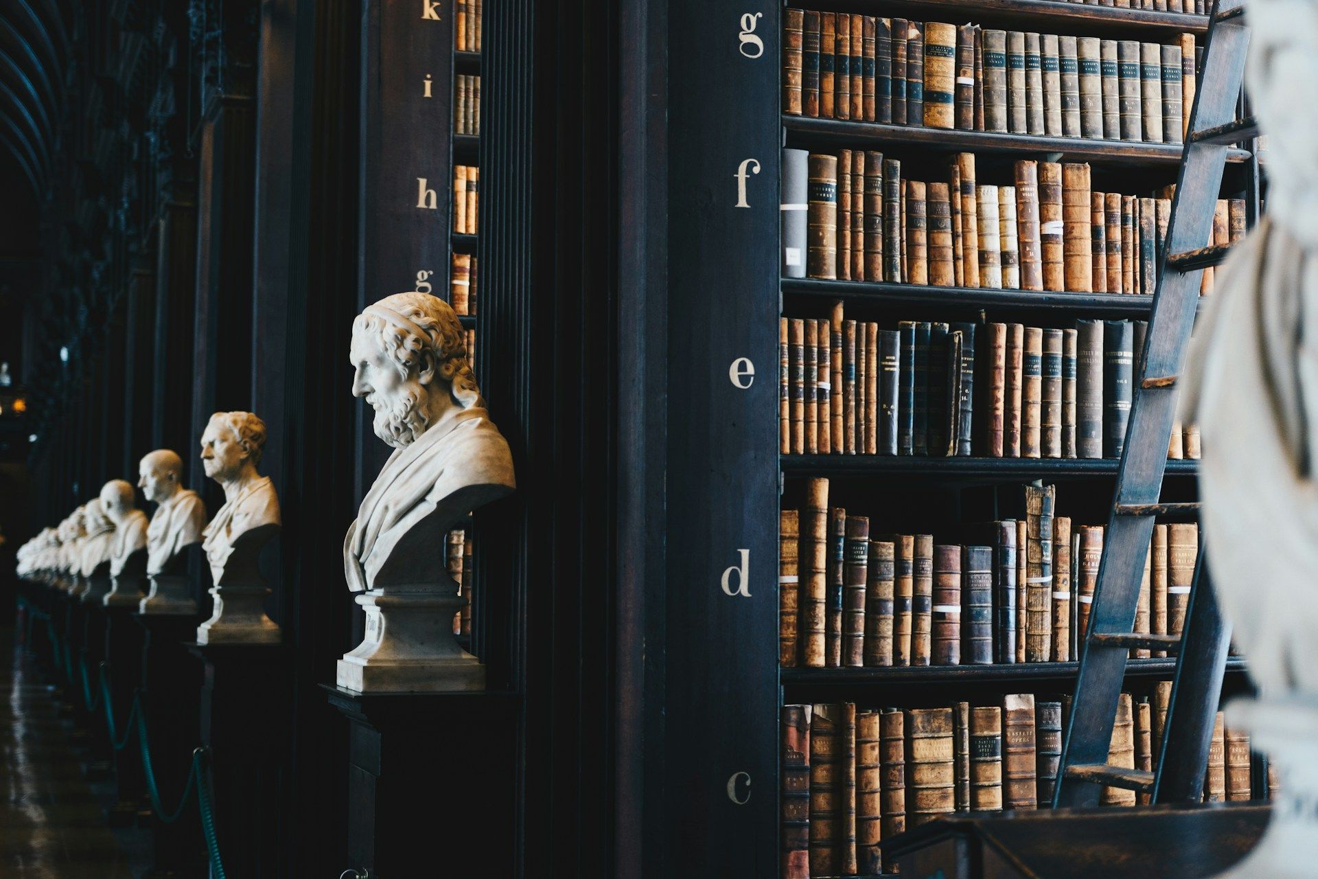 Biblioteca jurídica da Monteiro Naia Advogados